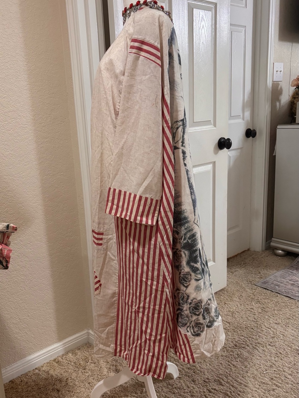 NWT Blue Velvet Red & Cream Shrine Print Boho Duster with pockets !!Boho vibes 💕 - Picture 3 of 5